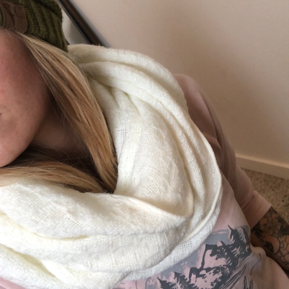 5️⃣for $2️⃣0️⃣ Cream color infinity scarf